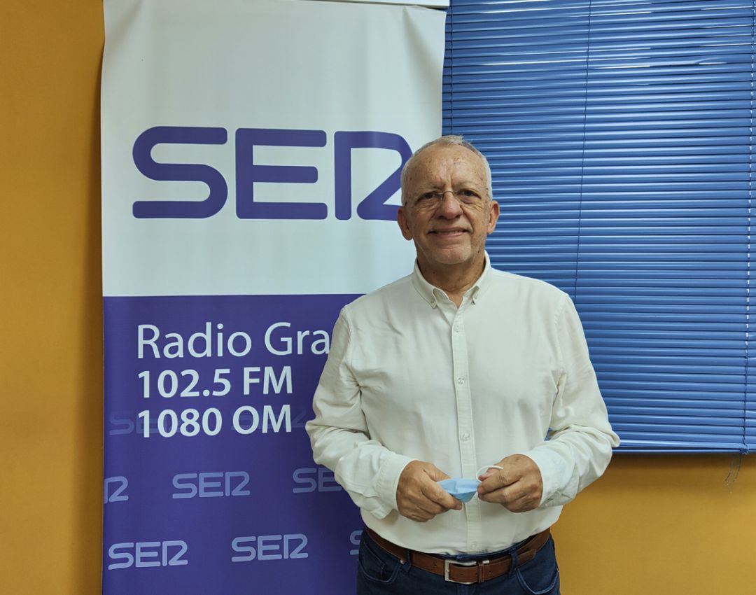 Manuel Pezzi, en los estudios de Radio Granada Manuel Pezzi, en los estudios de Radio Granada