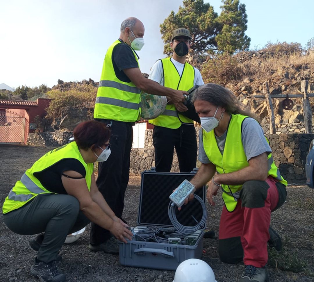 Ciencíficos de la UGR, ya sobre el terreno, medirán los temblores sísmicos del volcán de Cumbre Vieja, en La Palma Ciencíficos de la UGR, ya sobre el terreno, medirán los temblores sísmicos del volcán de Cumbre Vieja, en La Palma