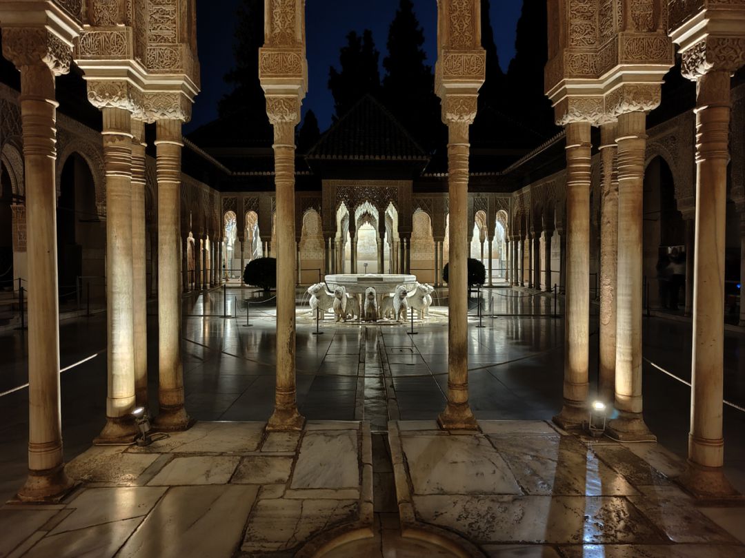El Patio de los Leones de la Alhambra, monumento de máximo atractivo turístico en Granada El Patio de los Leones de la Alhambra, monumento de máximo atractivo turístico en Granada