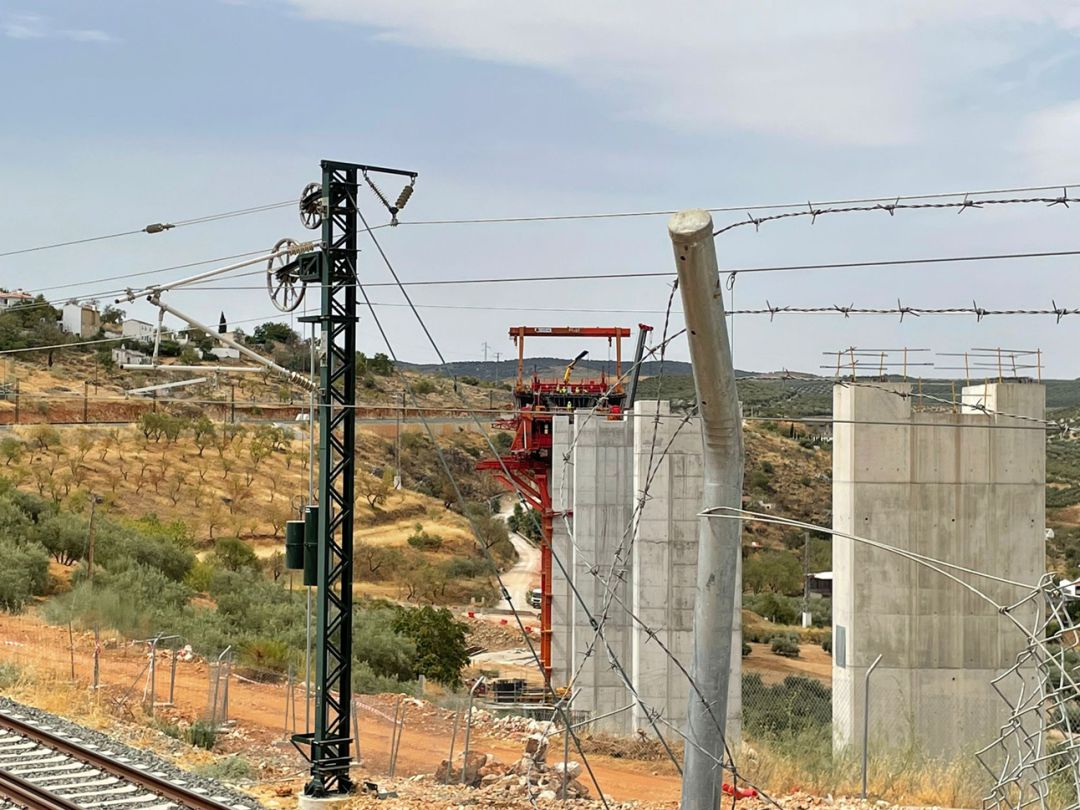 Estado actual de los trabajos de construcción del Viaducto de Riofrío en la futura Variante de Loja en la línea AVE entre Antequera y Granada Estado actual de los trabajos de construcción del Viaducto de Riofrío en la futura Variante de Loja en la línea AVE entre Antequera y Granada