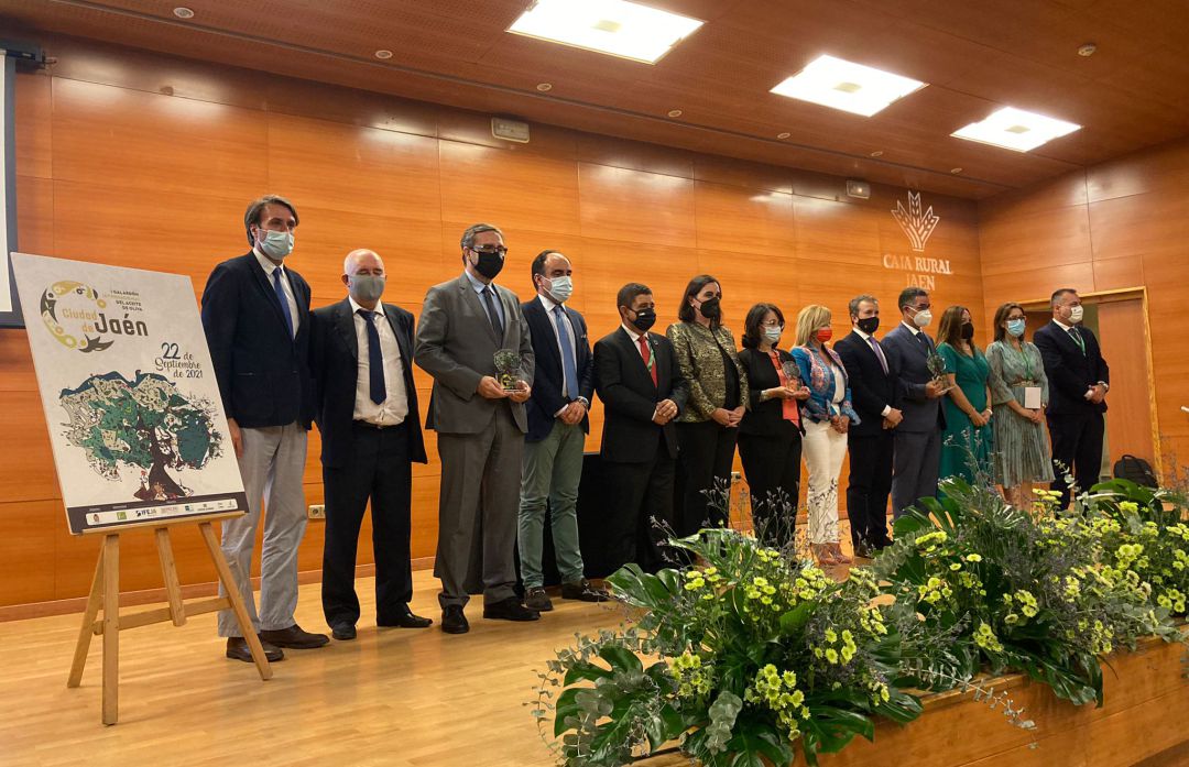 Foto de Familia con los premiados de la primera edición del Galardón Internacional Ciudad de Jaén al conocimiento de la Olivicultura Foto de Familia con los premiados de la primera edición del Galardón Internacional Ciudad de Jaén al conocimiento de la Olivicultura