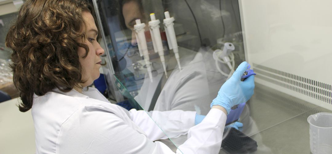 Una investigadora trabaja en el laboratorio. Una investigadora trabaja en el laboratorio.