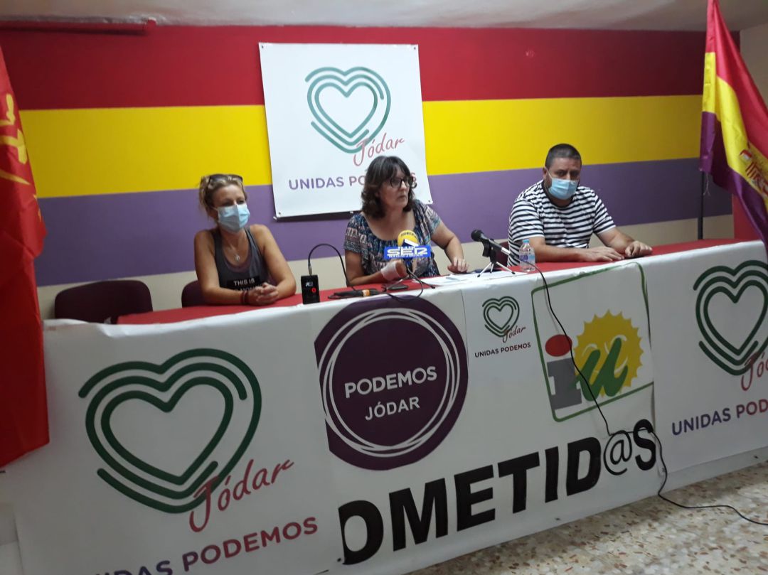 Momento de la intervención de Juana Cazorla en la rueda de prensa de IU y Podemos Momento de la intervención de Juana Cazorla en la rueda de prensa de IU y Podemos