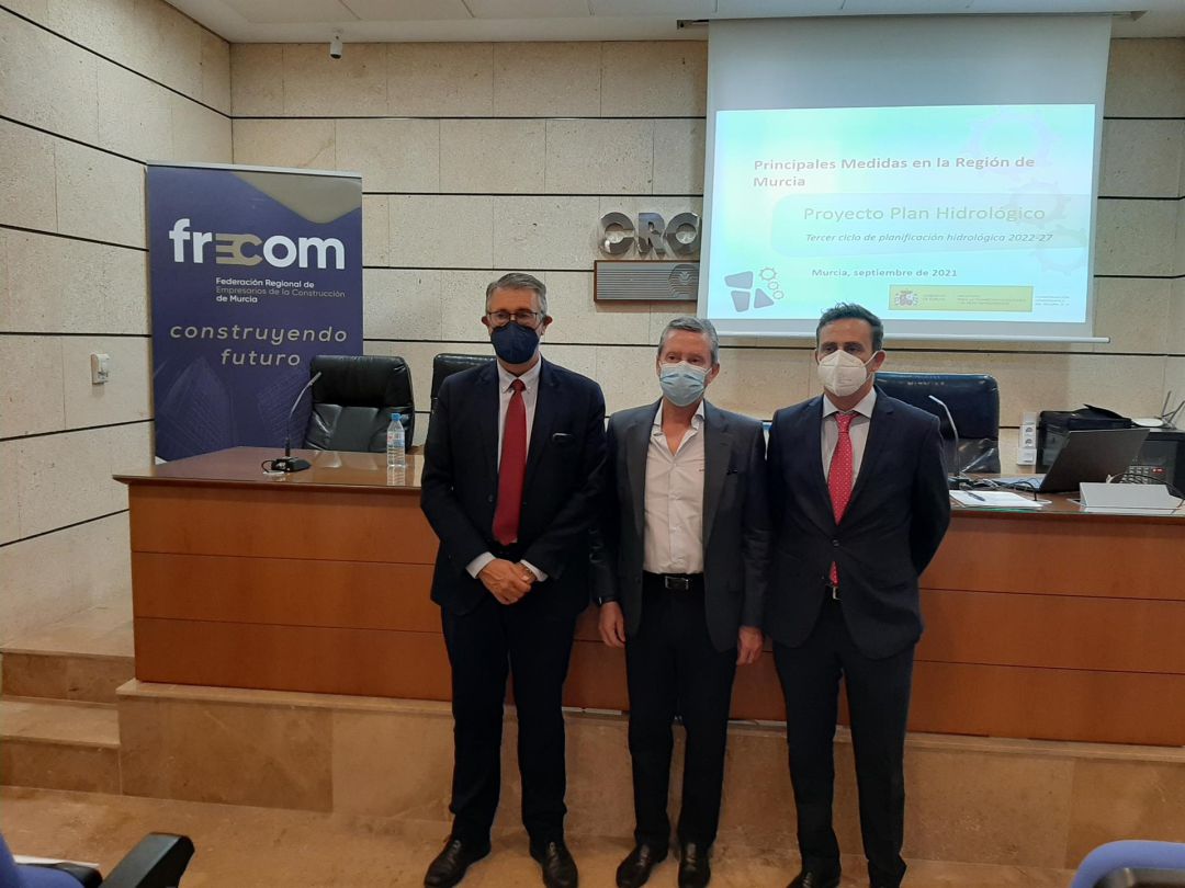 El presidente de la Confederación Hidrográfica del Segura, Mario Urrea, se han reunido con la Federación Regional de Empresarios de la Construcción en la sede de esta organización El presidente de la Confederación Hidrográfica del Segura, Mario Urrea, se han reunido con la Federación Regional de Empresarios de la Construcción en la sede de esta organización