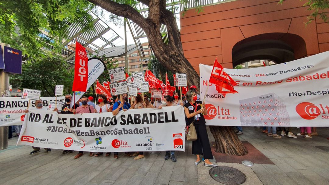 Protesta de los trabajadores del Sabadell en Murcia Protesta de los trabajadores del Sabadell en Murcia