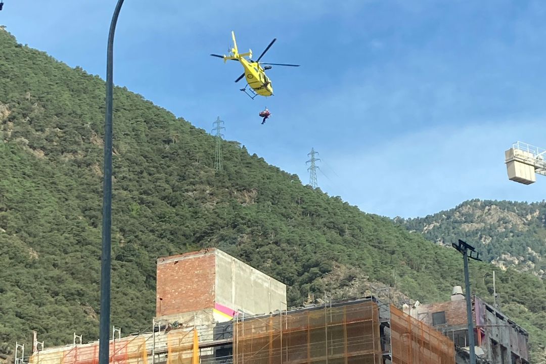 L'helicòpter medicalitzat trasllada l'operari ferit a les obres de l'antic Punt de Trobada. L'helicòpter medicalitzat trasllada l'operari ferit a les obres de l'antic Punt de Trobada.