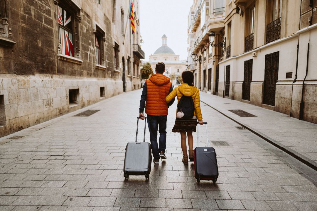 Una pareja circula por una céntrica calle de València Una pareja circula por una céntrica calle de València
