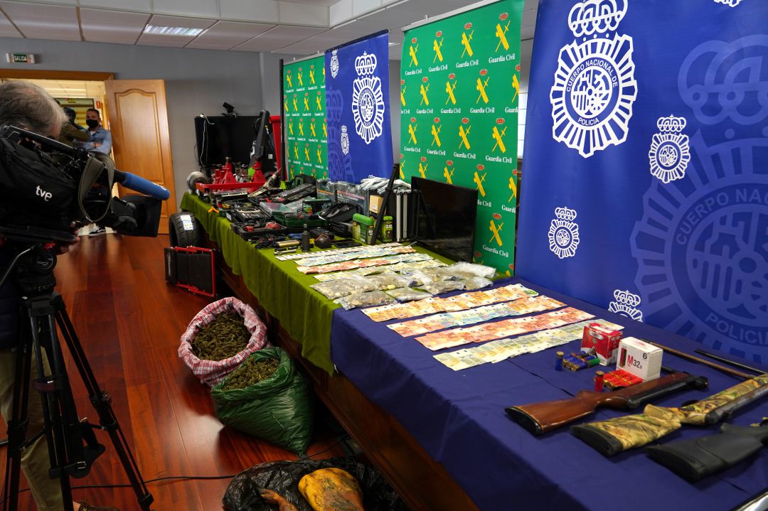 El teniente coronel Francisco Javier Peña y el comisario provincial Luis Gibert explican los detalles de la operación conjunta contra la denominada ''banda del BMW'' junto al delegado del Gobierno en Castilla y León, Javier Izquierdo. El teniente coronel Francisco Javier Peña y el comisario provincial Luis Gibert explican los detalles de la operación conjunta contra la denominada ''banda del BMW'' junto al delegado del Gobierno en Castilla y León, Javier Izquierdo.