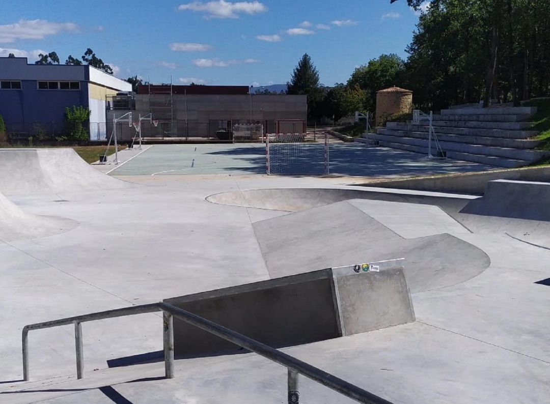 Pista de skate y polideportiva en la Alameda de Goián en Tomiño. Pista de skate y polideportiva en la Alameda de Goián en Tomiño.