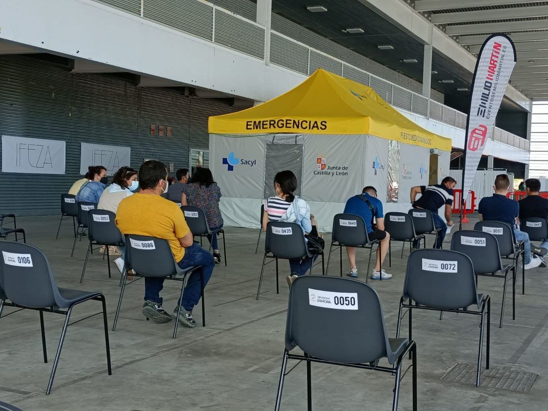 Varias personas tras ser vacunados en IFEZA Varias personas tras ser vacunados en IFEZA