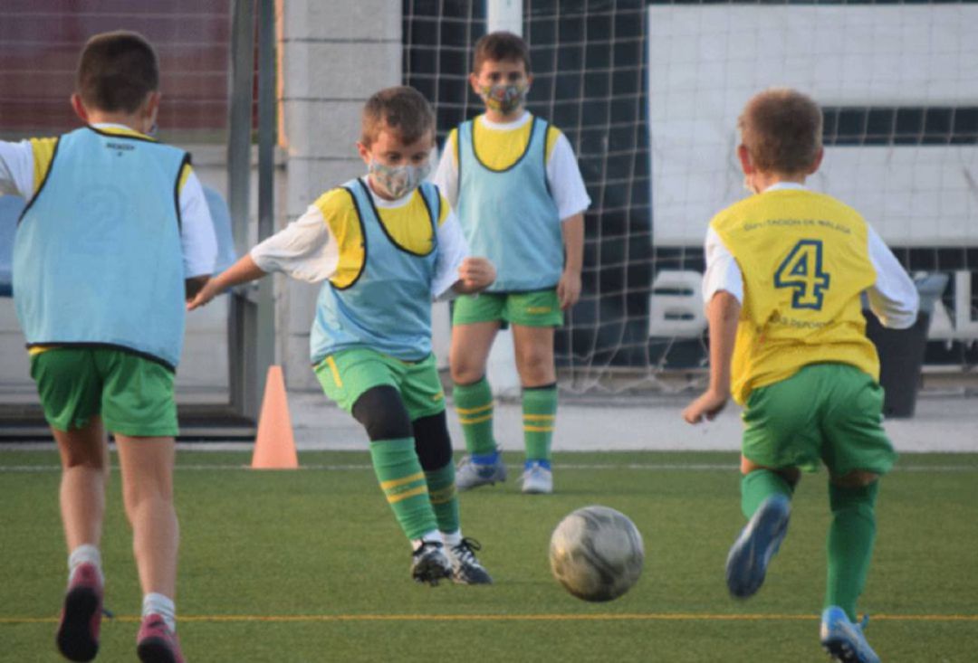 Jugando al fútbol con mascarilla Jugando al fútbol con mascarilla