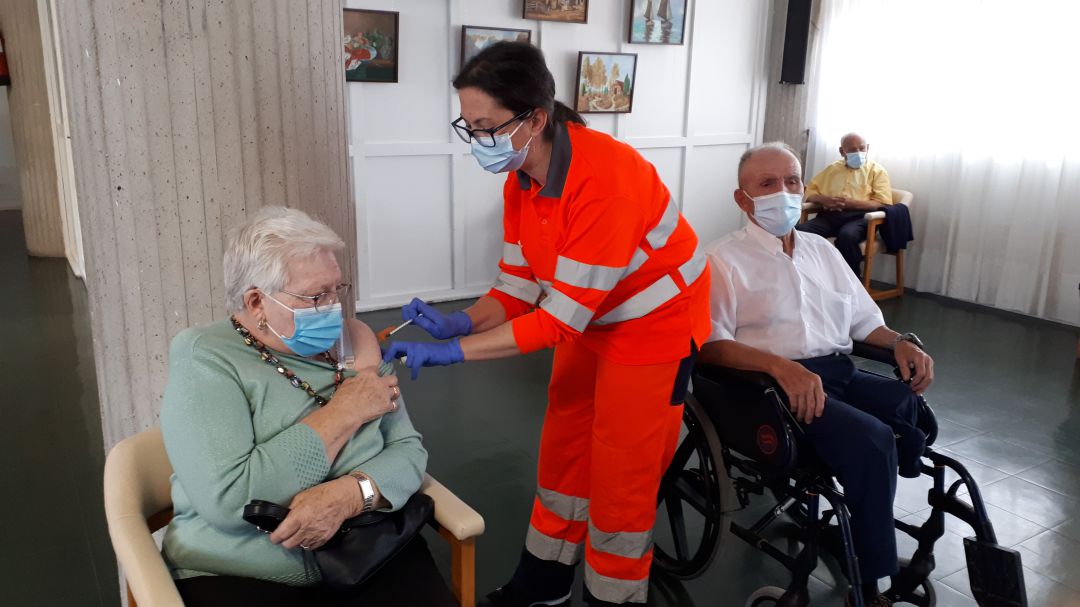 Amelia del Real y Emiliano Jiménez han sido los primeros en recibir la tercera dosis de la vacuna en la residencia de la Junta de Castilla y León en Ávila Amelia del Real y Emiliano Jiménez han sido los primeros en recibir la tercera dosis de la vacuna en la residencia de la Junta de Castilla y León en Ávila