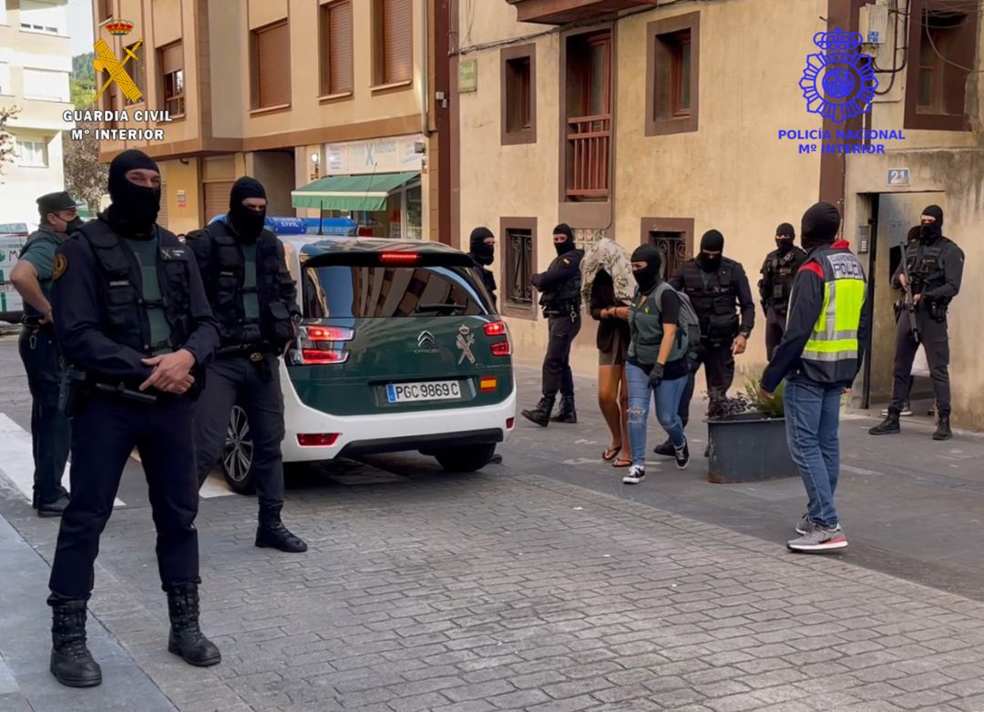 La Policía detuvo a tres hombres y una mujer. La Policía detuvo a tres hombres y una mujer.