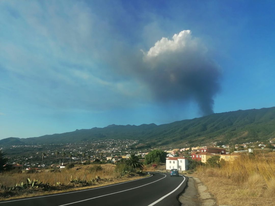 La nube del volcán de La Palma desde Breña Alta La nube del volcán de La Palma desde Breña Alta