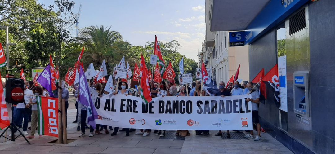 Concentración de los trabajadores del Banco Sabadell en la Alameda Principal, en Málaga Concentración de los trabajadores del Banco Sabadell en la Alameda Principal, en Málaga