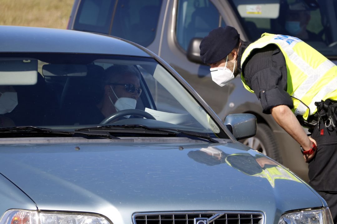 Un agent dels Mossos consultant el certificat d'autoresponsabilitat a un conductor en un control Un agent dels Mossos consultant el certificat d'autoresponsabilitat a un conductor en un control