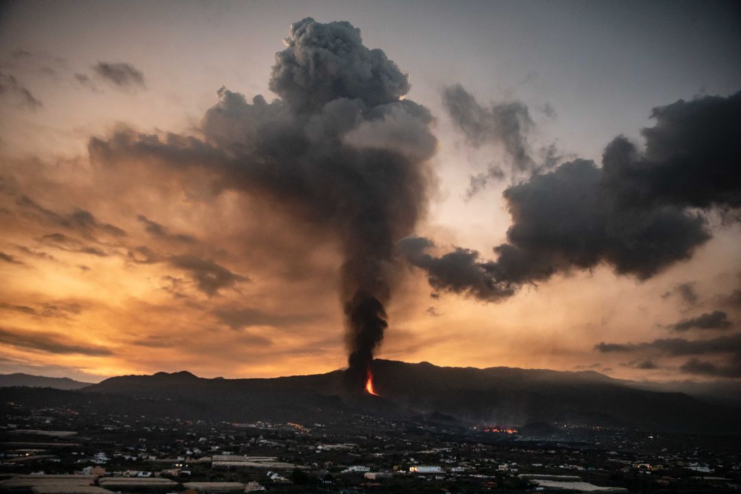 Humo procedente de la erupción del volcán de La Palma. Humo procedente de la erupción del volcán de La Palma.