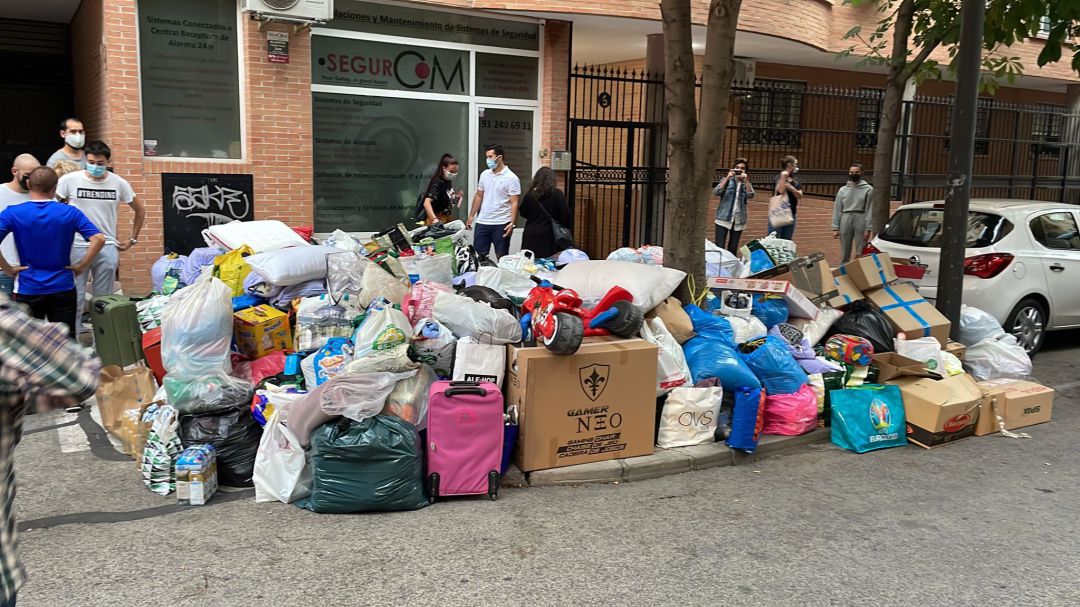 Vecinos de Getafe esperan para cargar cientos de bienes de primera necesidad para los afectados por la erupción de La Palma Vecinos de Getafe esperan para cargar cientos de bienes de primera necesidad para los afectados por la erupción de La Palma