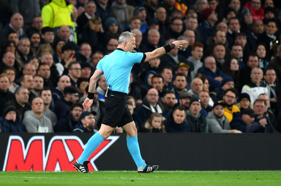 El árbitro Björn Kuipers señala una infracción durante un partido El árbitro Björn Kuipers señala una infracción durante un partido