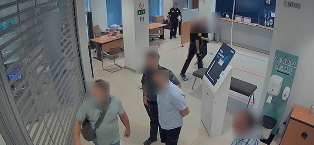 Imagen de la cámara de seguridad del banco, en el momento de la detención Imagen de la cámara de seguridad del banco, en el momento de la detención
