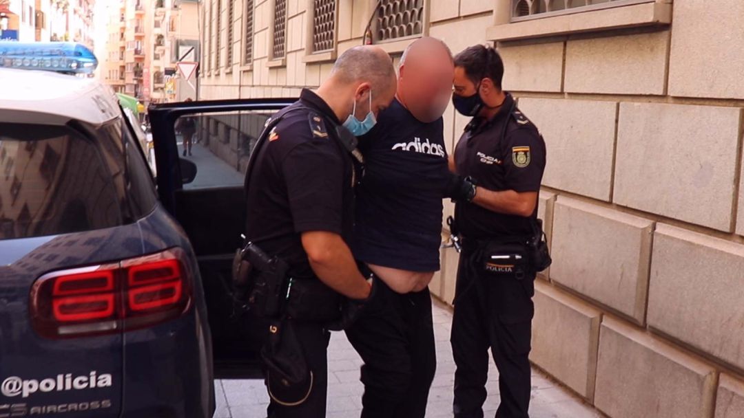Los agentes, con el detenido por el atraco en una sucursal bancaria de Alicante Los agentes, con el detenido por el atraco en una sucursal bancaria de Alicante