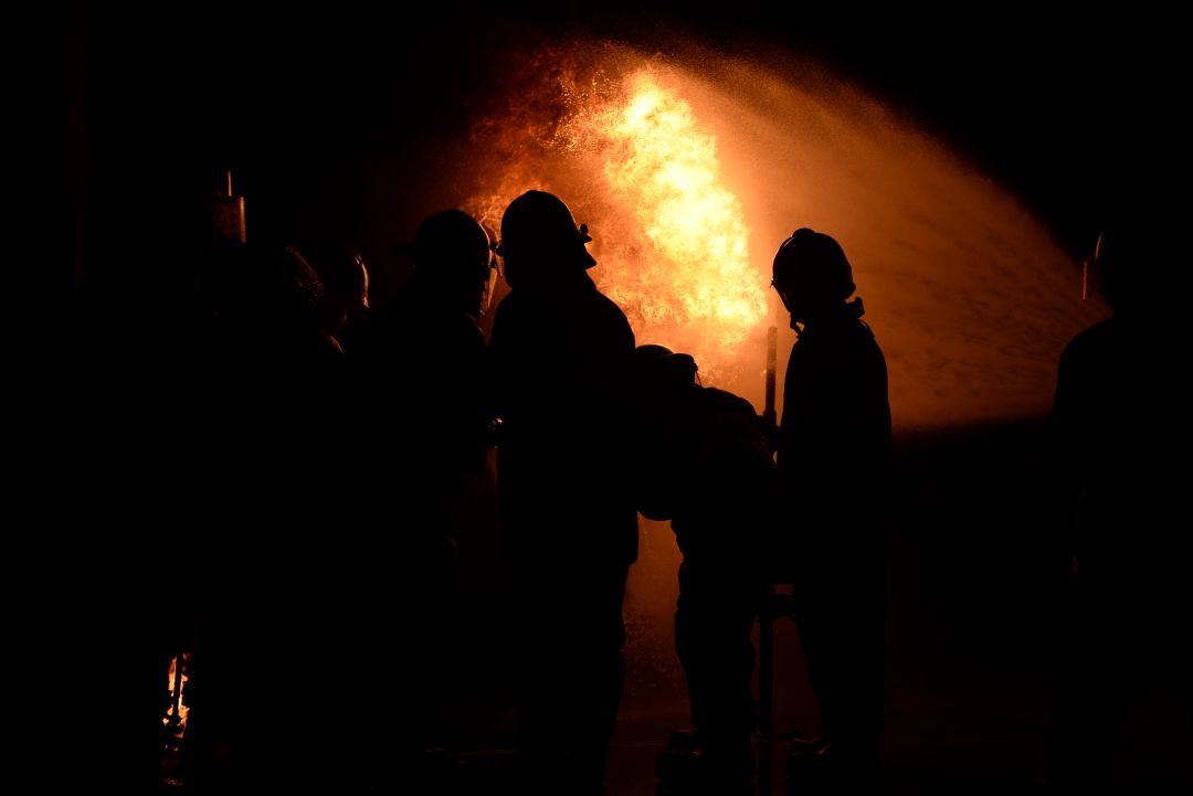 Las temperaturas superan los 1.500 grados en el interior de la habitación incendiada para formar a los nuevos efectivos Las temperaturas superan los 1.500 grados en el interior de la habitación incendiada para formar a los nuevos efectivos