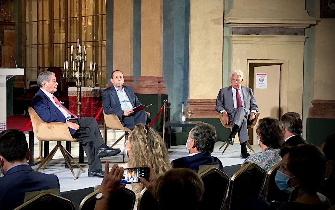 Felipe González y Augusto Delkáder en un monento del acto Felipe González y Augusto Delkáder en un monento del acto