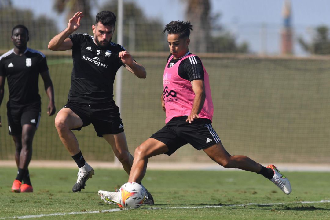 Pablo Vázquez y David Simón disputan un balón durante un entrenamiento Pablo Vázquez y David Simón disputan un balón durante un entrenamiento