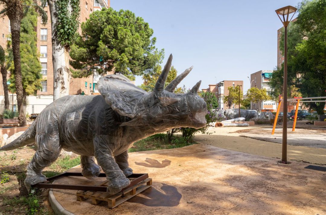 Un triceratops a punto de ser montado Un triceratops a punto de ser montado