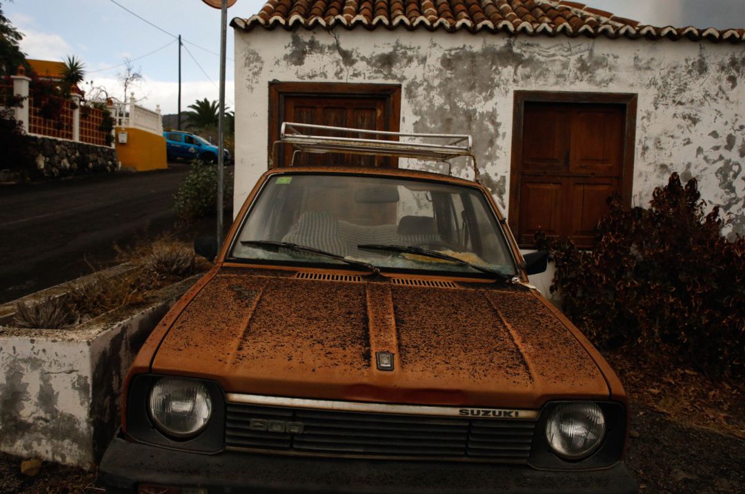 Ceniza del volcán en el capó de un coche de la zona de Los Llanos Ceniza del volcán en el capó de un coche de la zona de Los Llanos
