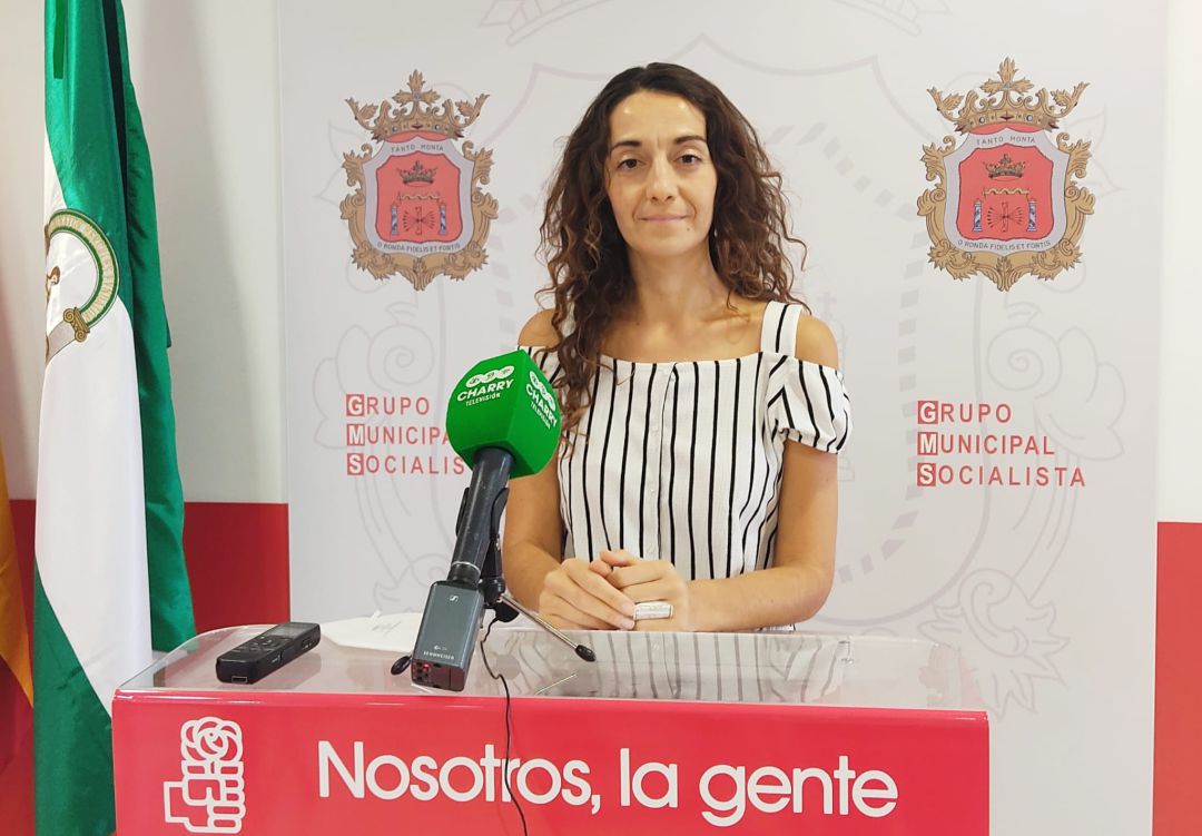 La concejala socialista Fátima Fernández, durante su intervención ante la prensa La concejala socialista Fátima Fernández, durante su intervención ante la prensa