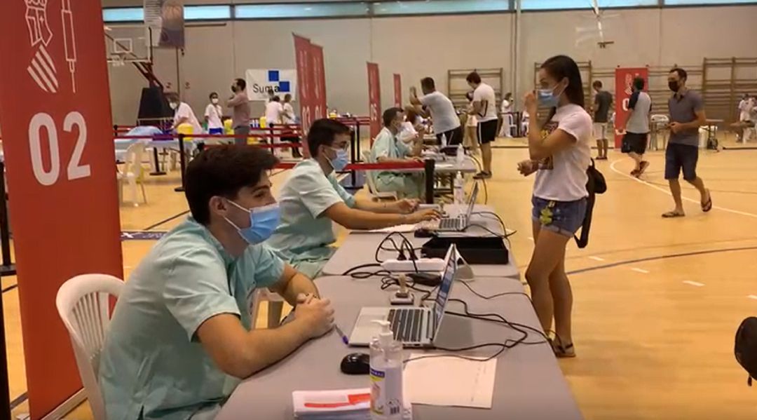 Vacunación en el Polideportivo El Toscar de Elche Vacunación en el Polideportivo El Toscar de Elche