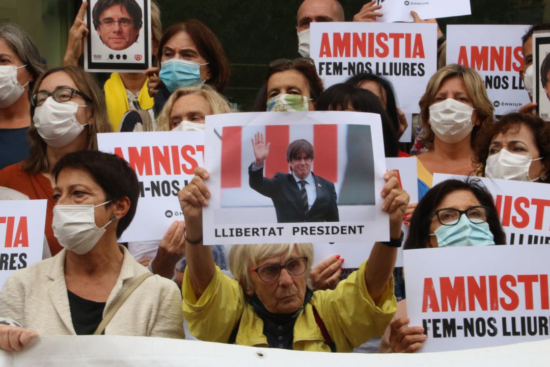Pancartes i fotografies de Puigdemont per reclamar el seu alliberament a la concentració de Girona Pancartes i fotografies de Puigdemont per reclamar el seu alliberament a la concentració de Girona