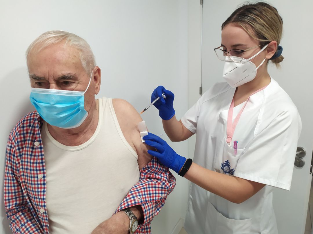 Tercera dosis de la vacuna contra la covid en la residencia de mayores de San Juan de Dios en Granada Tercera dosis de la vacuna contra la covid en la residencia de mayores de San Juan de Dios en Granada
