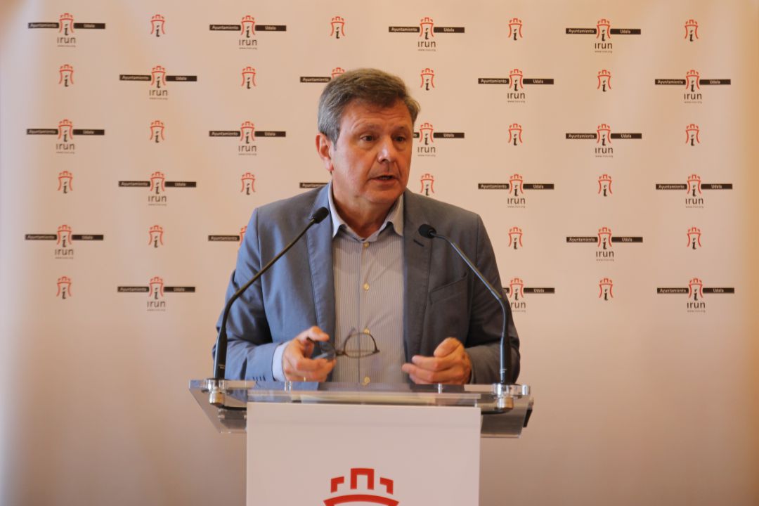 Santano, ha explicado los proyectos que presenta Irun a las convocatorias de los fondos europeos. Santano, ha explicado los proyectos que presenta Irun a las convocatorias de los fondos europeos.