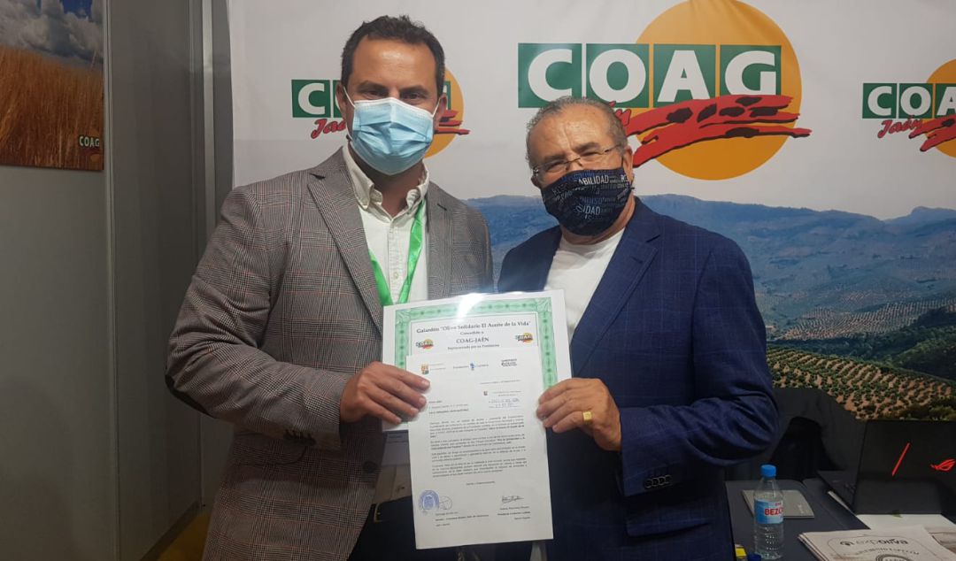 El secretario general de COAG Jaén, Juan Luís Ávila, posa junto al homenajeado, Gregorio López El secretario general de COAG Jaén, Juan Luís Ávila, posa junto al homenajeado, Gregorio López