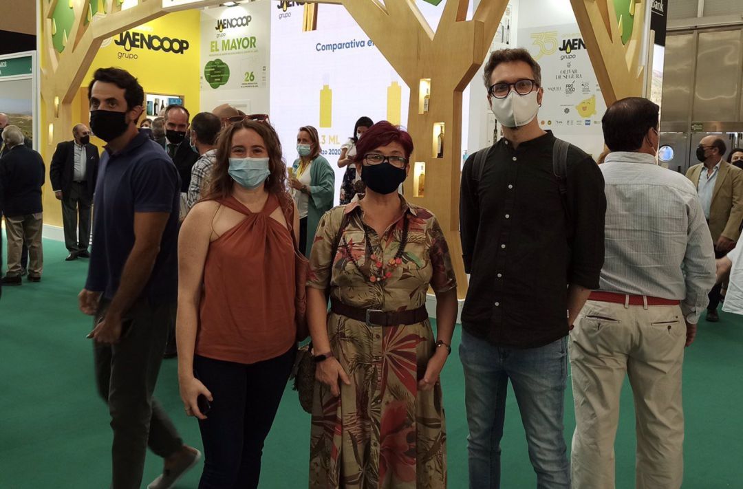 La responsable provincial de Podemos Jaén, Lola Rodríguez (en el centro), acudió a Expoliva junto al concejal de Unidas Podemos en el ayuntamiento de la capital, Javier Ureña, y la responsable provincial de comunicación, Dámaris Pérez La responsable provincial de Podemos Jaén, Lola Rodríguez (en el centro), acudió a Expoliva junto al concejal de Unidas Podemos en el ayuntamiento de la capital, Javier Ureña, y la responsable provincial de comunicación, Dámaris Pérez