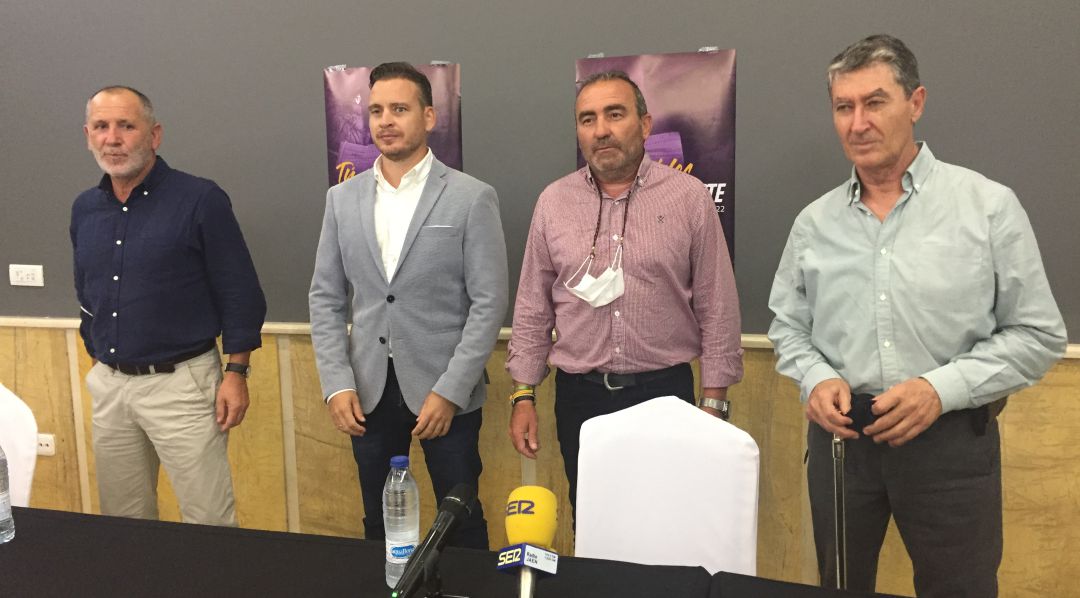 Ildefonso Ruiz, vicepresidente del Real Jaén; Rafa Hernández, director general; Ramón García, presidente; y Juan Andrés Martínez, consejero delegado. Ildefonso Ruiz, vicepresidente del Real Jaén; Rafa Hernández, director general; Ramón García, presidente; y Juan Andrés Martínez, consejero delegado.