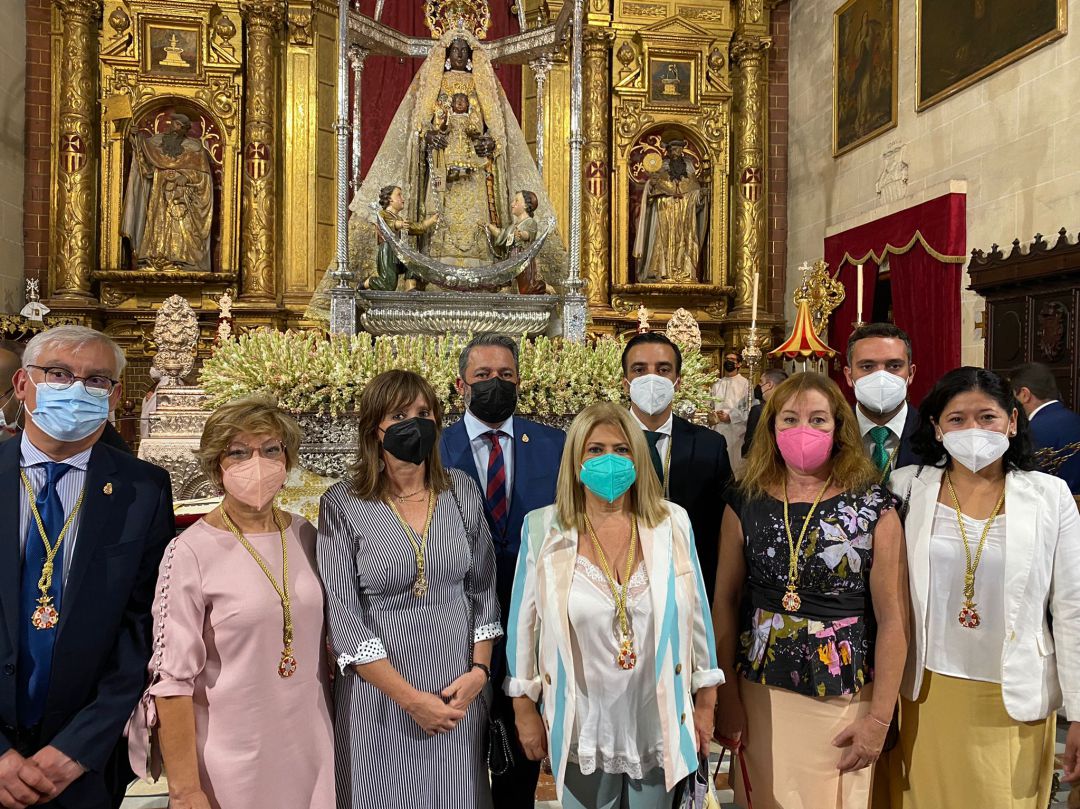 La alcaldesa y los miembros del gobierno local en la basílica de La Merced La alcaldesa y los miembros del gobierno local en la basílica de La Merced