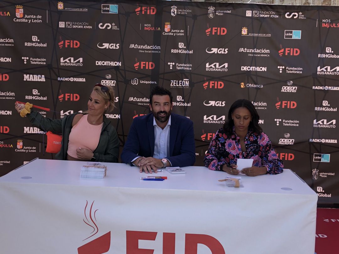 Lydia Valentín, "Pirri" y Ana Peleteiro, durante la firma de autógrafos previa a la charla en el Auditorio Lydia Valentín, "Pirri" y Ana Peleteiro, durante la firma de autógrafos previa a la charla en el Auditorio