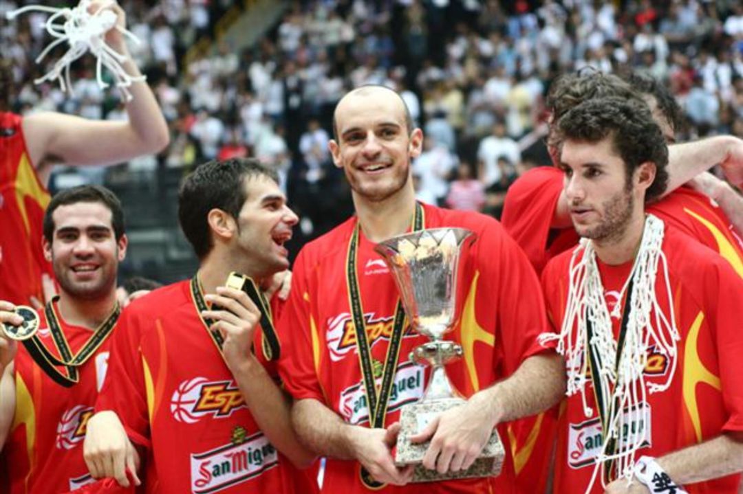 Carlos Jiménez, con la Copa del Mundo en 2006 Carlos Jiménez, con la Copa del Mundo en 2006