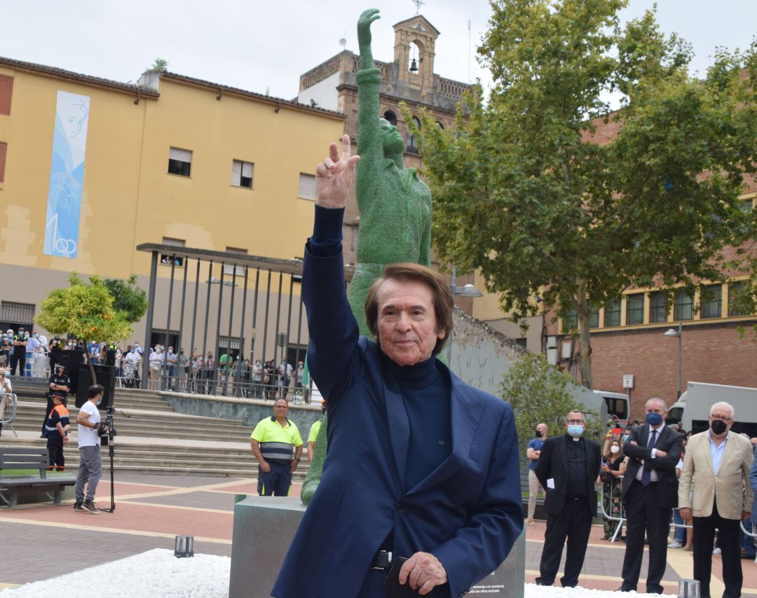 Raphael junto a su estatua inaugurada este 24 de septiembre en Linares. Raphael junto a su estatua inaugurada este 24 de septiembre en Linares.