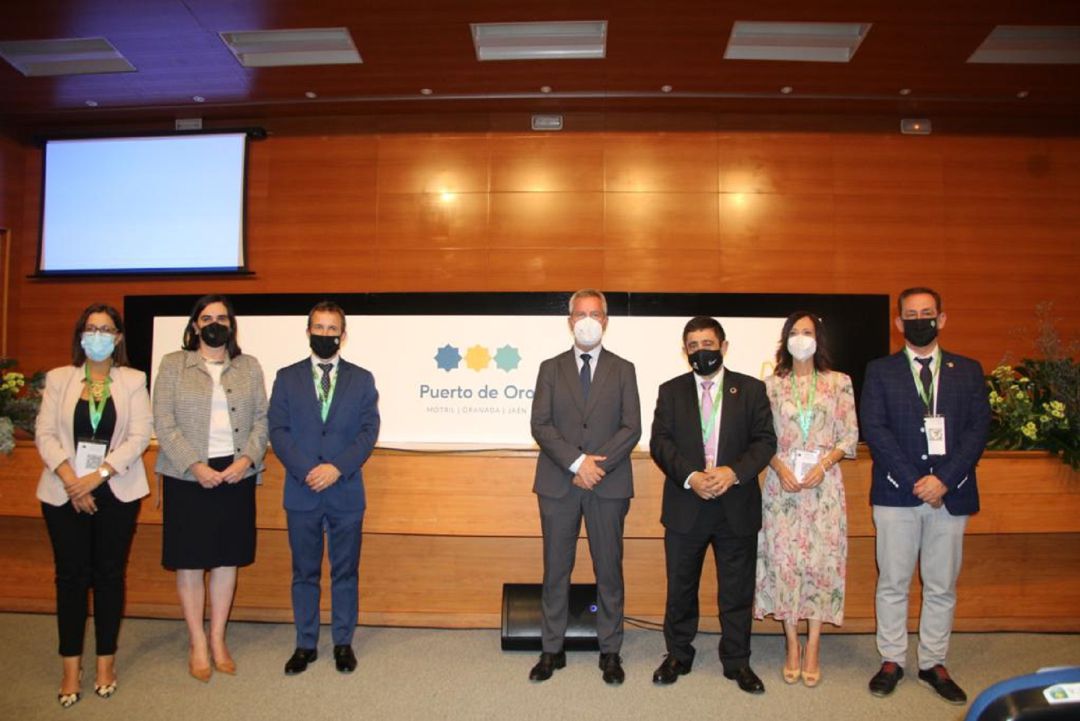 El presidente de la Autoridad Portuaria, José García Fuentes, presenta al sector olivarero el potencial del puerto El presidente de la Autoridad Portuaria, José García Fuentes, presenta al sector olivarero el potencial del puerto