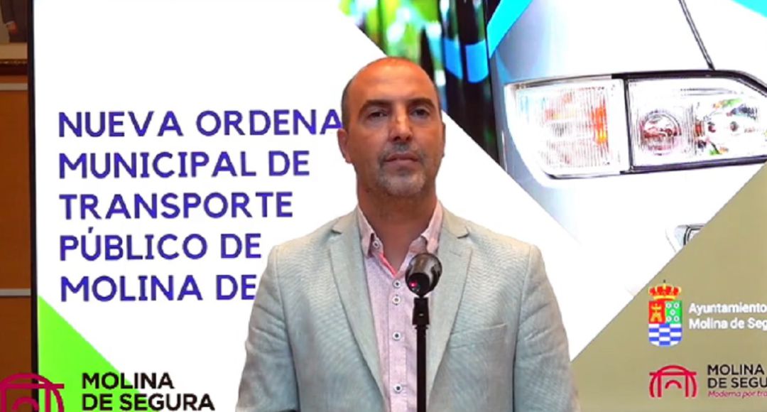 El alcalde de Molina de Segura, Eliseo García, durante la presentación de la nueva ordenanza municipal de transporte público El alcalde de Molina de Segura, Eliseo García, durante la presentación de la nueva ordenanza municipal de transporte público