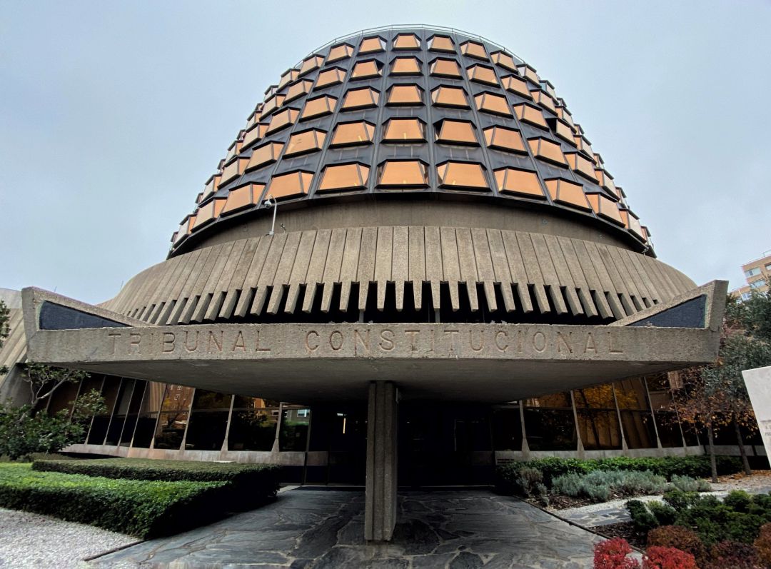 Fachada y entrada al edificio del Tribunal Constitucional de España Fachada y entrada al edificio del Tribunal Constitucional de España