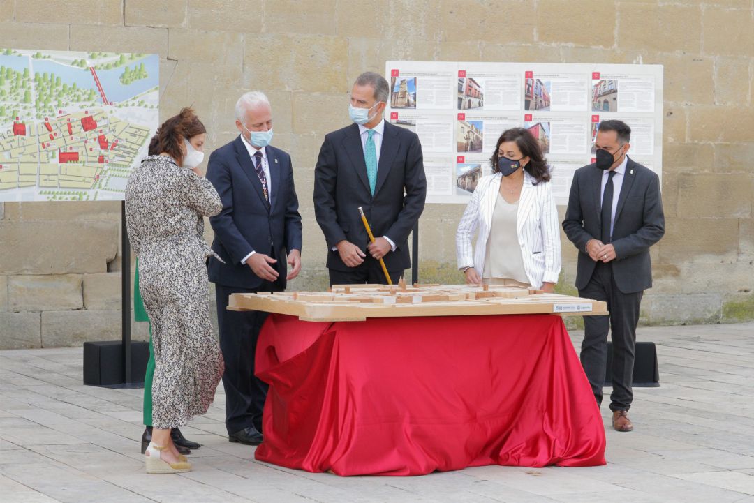 El Rey Felipe llega a Logroño para conocer de primera mano la historia del Sitio de la Ciudad en su V Centenario. El Rey Felipe llega a Logroño para conocer de primera mano la historia del Sitio de la Ciudad en su V Centenario.