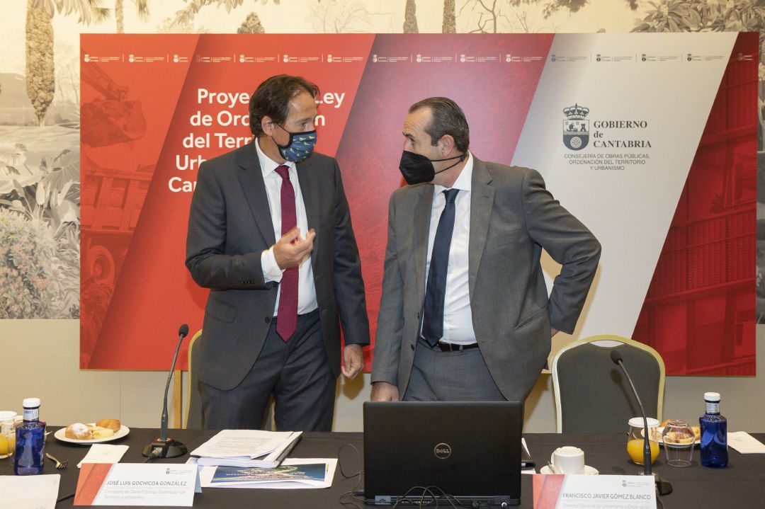 El consejero de Obras Públicas, Ordenación del Territorio y Urbanismo, José Luis Gochicoa, presentando el Proyecto de Ley de Ordenación del Territorio y Urbanismo de Cantabria. El consejero de Obras Públicas, Ordenación del Territorio y Urbanismo, José Luis Gochicoa, presentando el Proyecto de Ley de Ordenación del Territorio y Urbanismo de Cantabria.