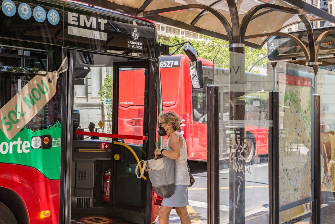 Una mujer accede a un autobús de la EMT de València. Una mujer accede a un autobús de la EMT de València.