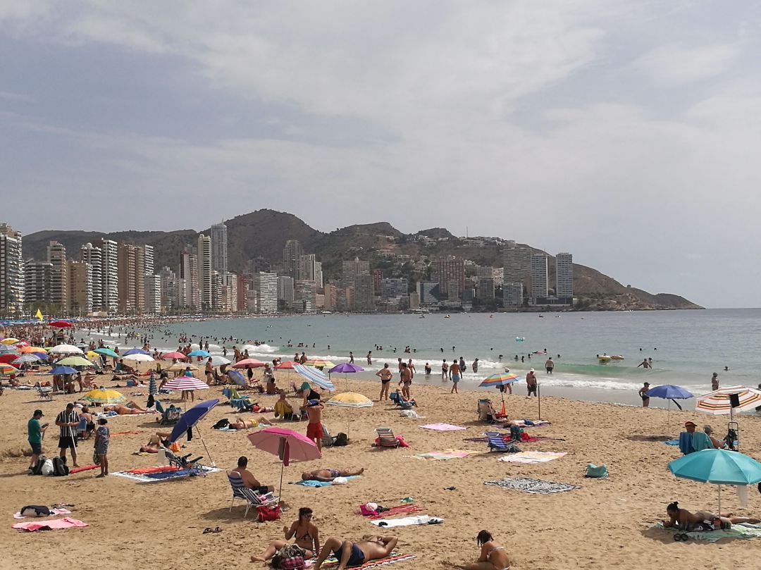 Imagen de archivo de la playa de Benidorm en el verano del 2021 Imagen de archivo de la playa de Benidorm en el verano del 2021