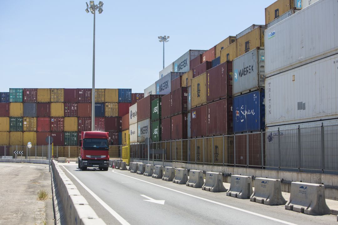 Este viernes se ha presentado el estudio sobre la viabilidad de una lanzadera entre Sagunt y el puerto de València para el transporte de contenedores. Este viernes se ha presentado el estudio sobre la viabilidad de una lanzadera entre Sagunt y el puerto de València para el transporte de contenedores.